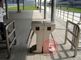 武漢市漢陽(yáng)工業(yè)區(qū)出入口控制 三輥閘安裝工程案例圖